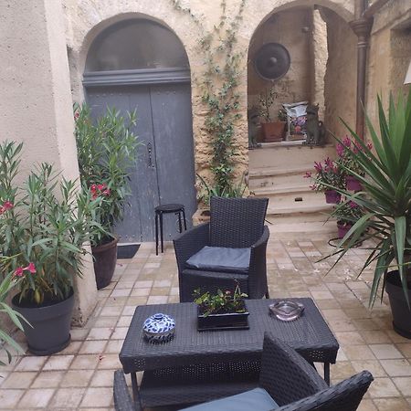 Au Gre Du Voyage Apartment Uzes Bagian luar foto